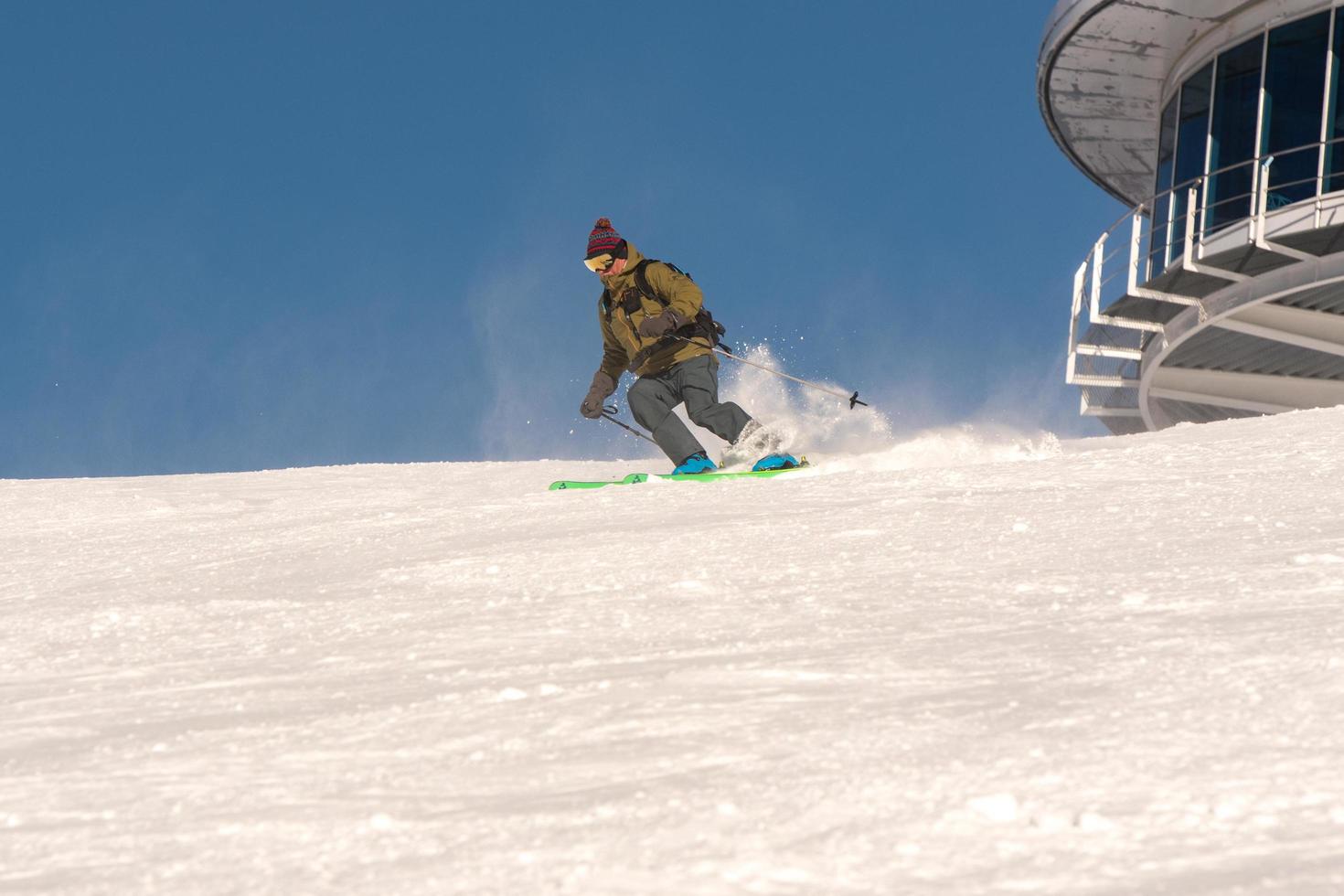 grandvalira, andorra, gen 03, 2021 - giovane uomo che scia nei pirenei presso la stazione sciistica di grandvalira foto