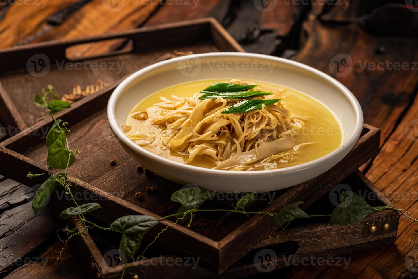 piatti tradizionali cinesi per banchetti, germogli di bambù essiccati saltati in padella foto