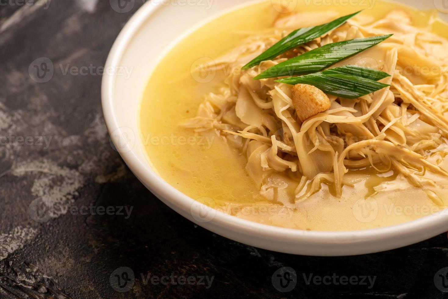 piatti tradizionali cinesi per banchetti, germogli di bambù essiccati saltati in padella foto