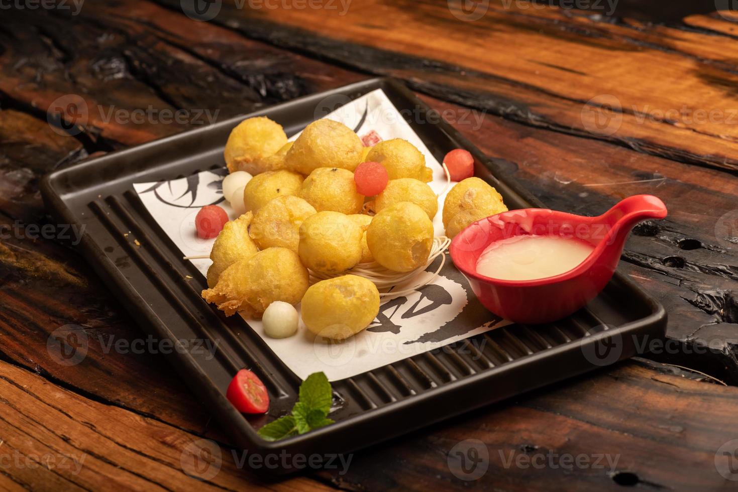 piatti tradizionali cinesi da banchetto, polpette di riso glutinoso fritte foto