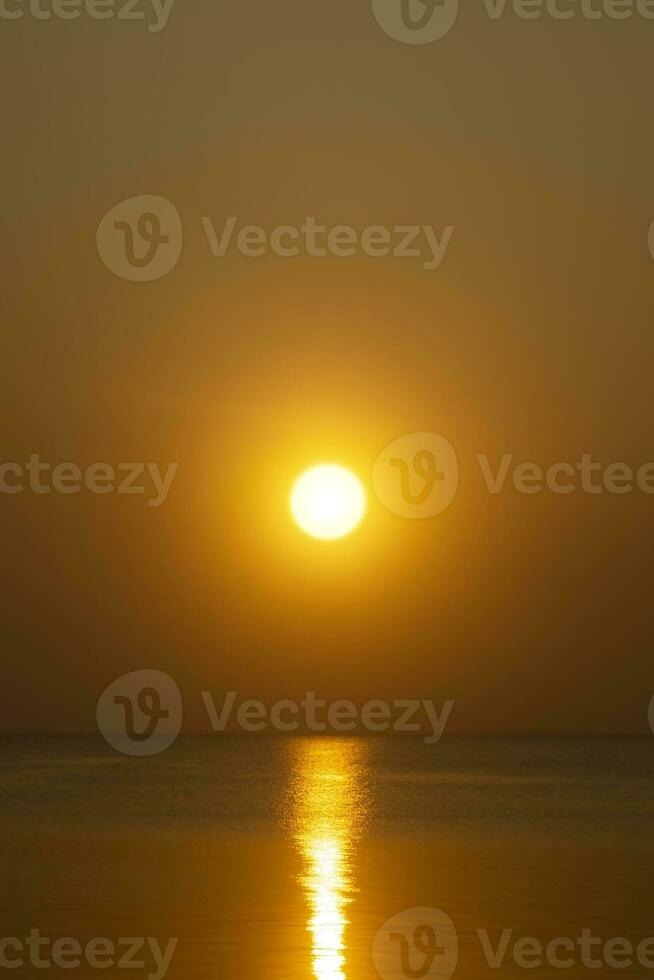 tramonto cielo a il lago nel d'oro volta. foto