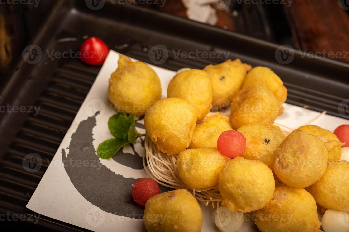 piatti tradizionali cinesi da banchetto, polpette di riso glutinoso fritte foto