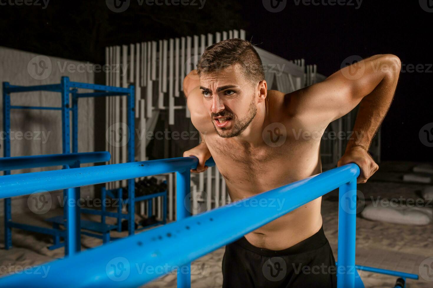 forte giovane atleta è impegnato nel su gli sport campo. foto