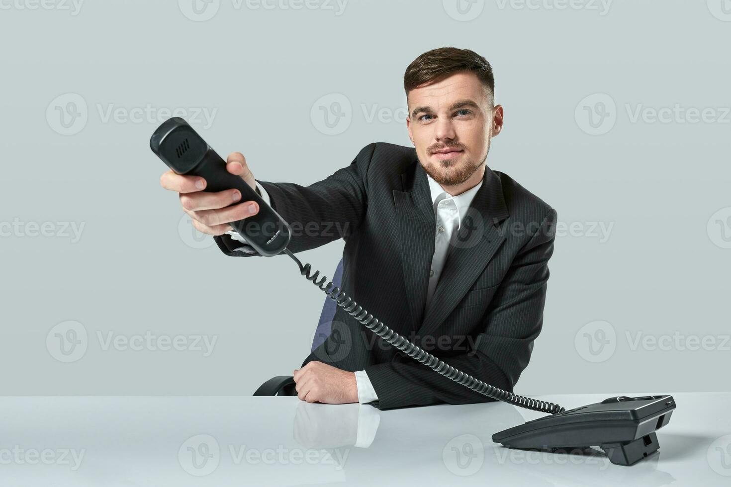 ritratto di attraente uomo d'affari Tenere telefono nel il suo mano. Questo chiamata è per voi concetto foto