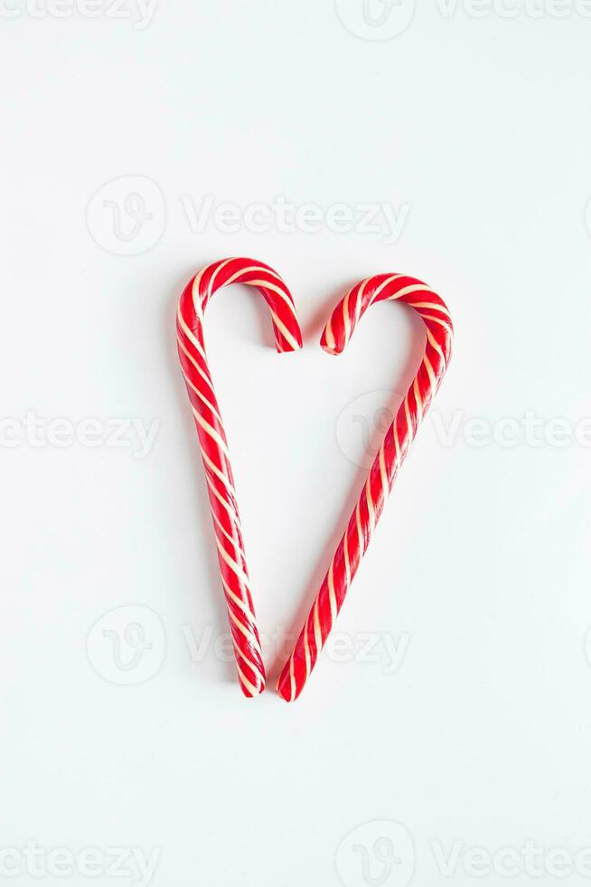 Due Natale caramella canne nel il forma di un' cuore. San Valentino giorno concetto. posto per testo. foto