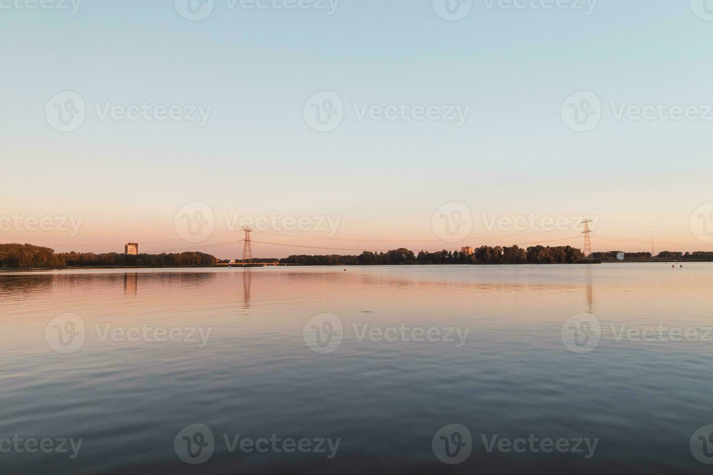 colorato acqua superficie e cielo durante tramonto nel estate nel Almere, Olanda foto