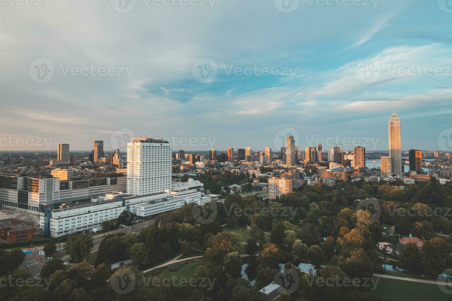 tramonto al di sopra di rotterdam città centro e suo circostante parco. tramonto nel uno di il maggior parte moderno città nel il Olanda foto