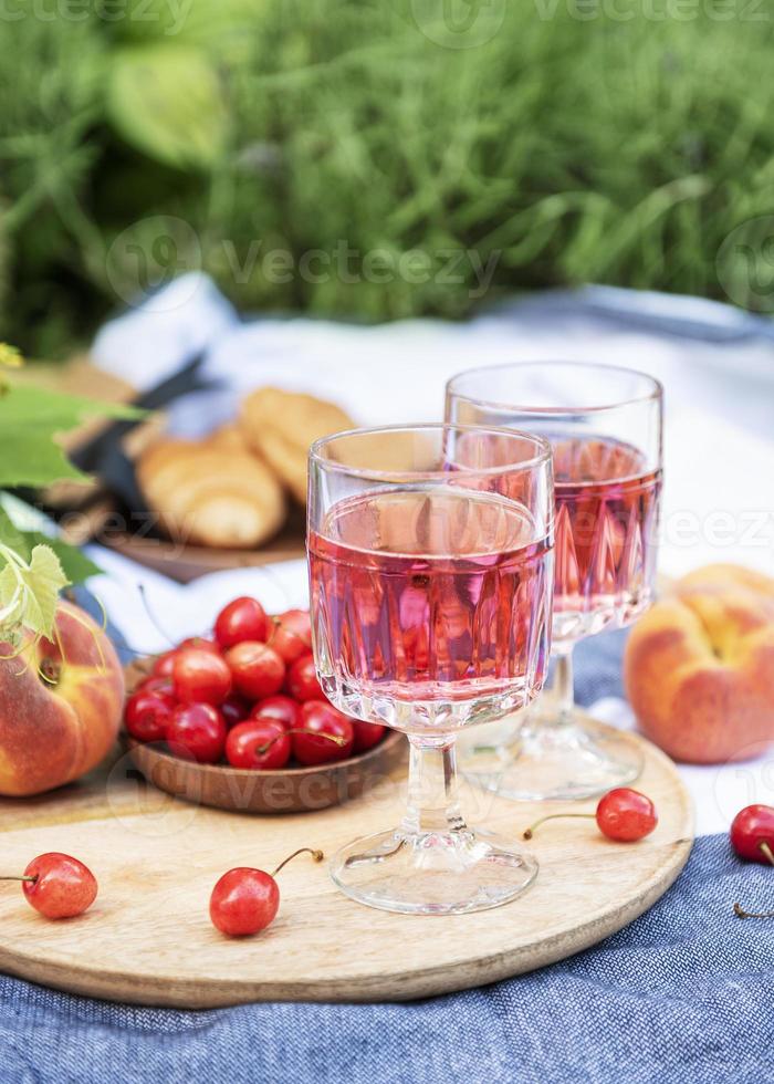 set per picnic su coperta in campo di lavanda foto