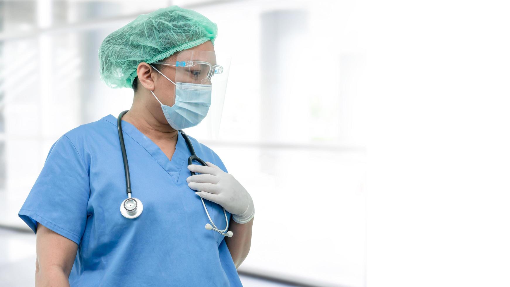 medico asiatico che indossa visiera e tuta in dpi nuovo normale per controllare il paziente proteggere la sicurezza infezione covid-19 focolaio di coronavirus nel reparto ospedaliero di quarantena foto
