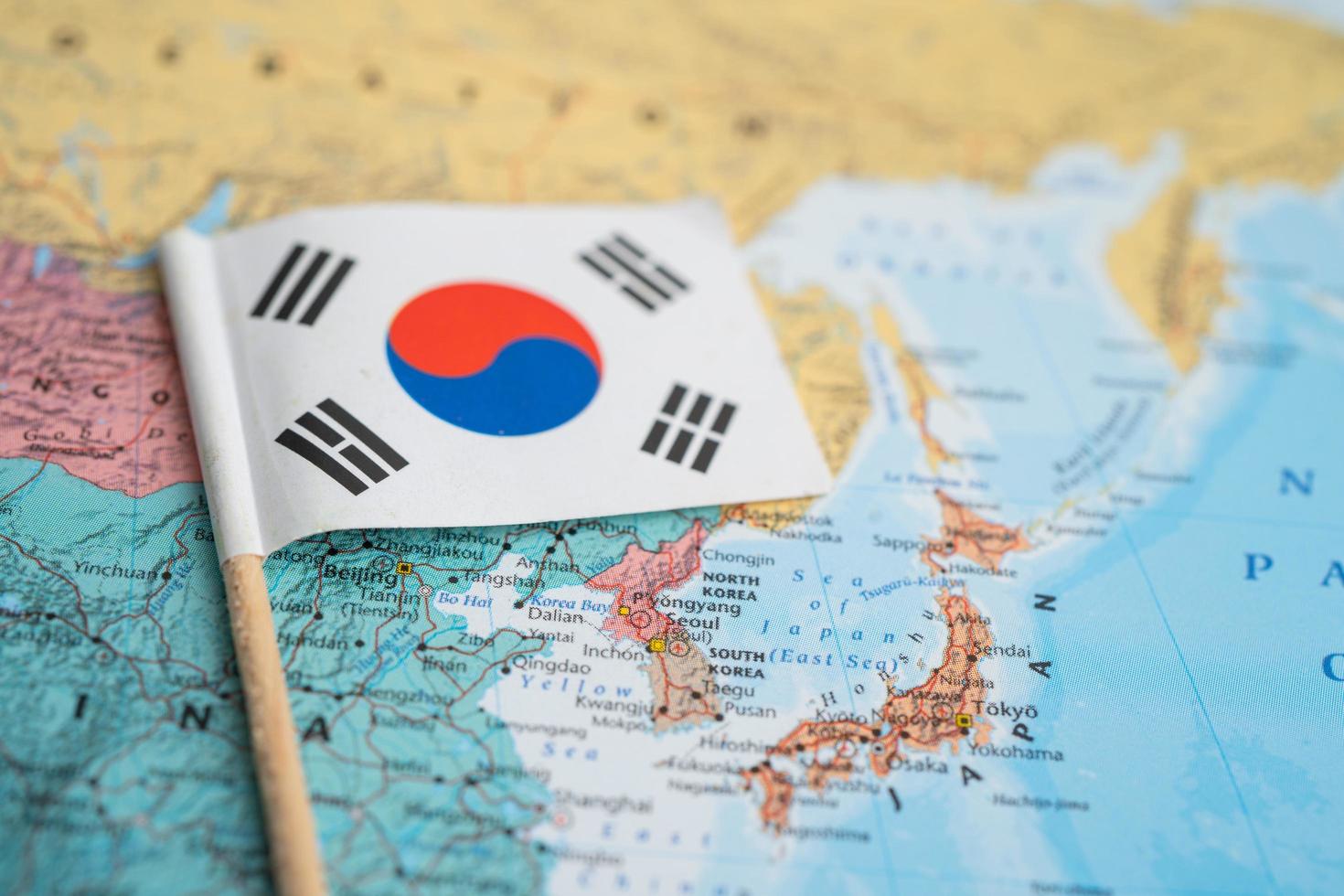 bandiera della corea sullo sfondo della mappa del mondo foto