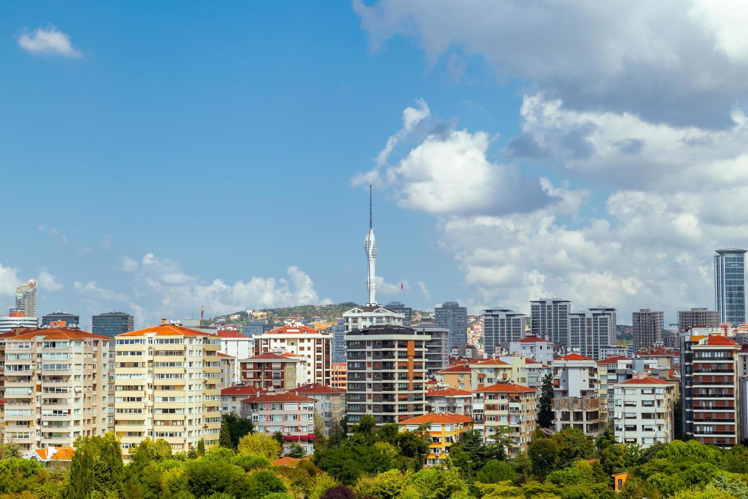 nuova torre radio tv kucuk camlica, torre delle telecomunicazioni con ponti di osservazione e ristoranti nel quartiere uskudar di istanbul foto