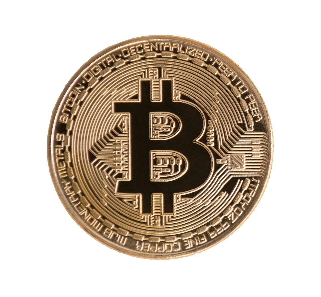 bitcoin dorato su sfondo bianco isolato. tracciato di ritaglio. concetto di trading di investimenti finanziari e aziendali. tema valuta denaro e criptovaluta foto
