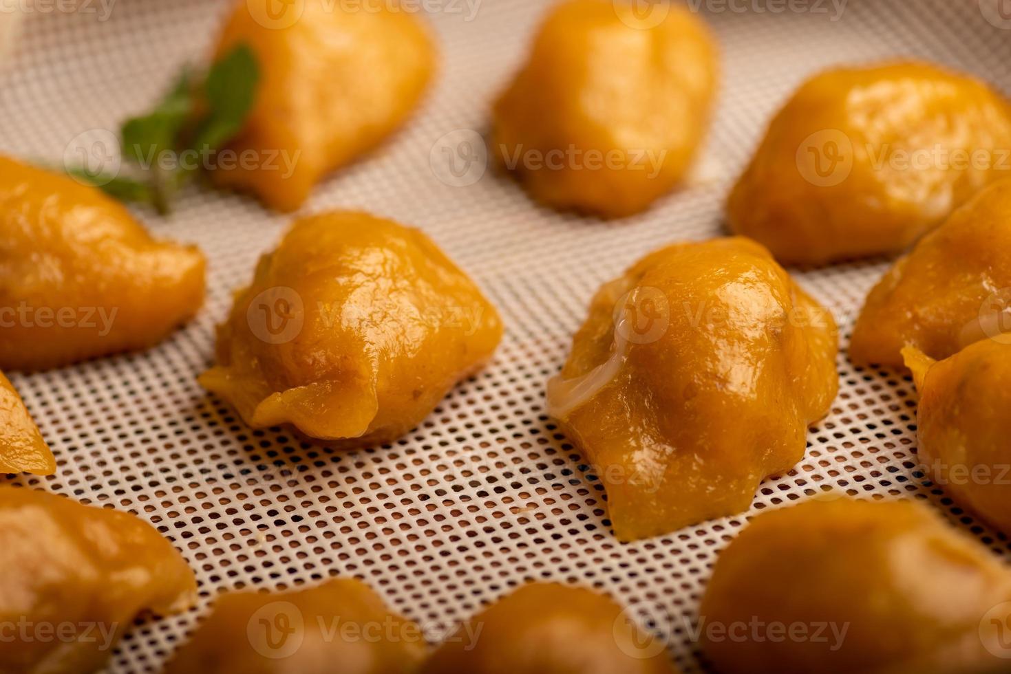 piatti tradizionali cinesi da banchetto, gnocchi al vapore con buccia di mais foto