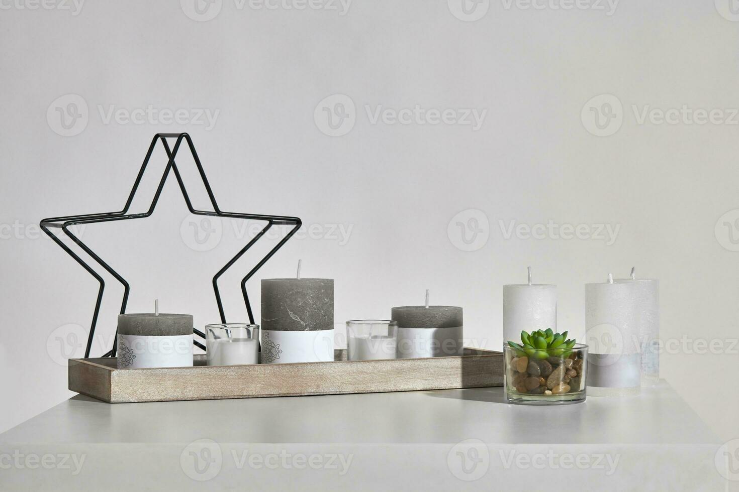 tavolo con verde succulento, diverso dimensioni candele con copia spazio, candeliere nel modulo di ferro stella su di legno In piedi. isolato su bianca. vicino su foto