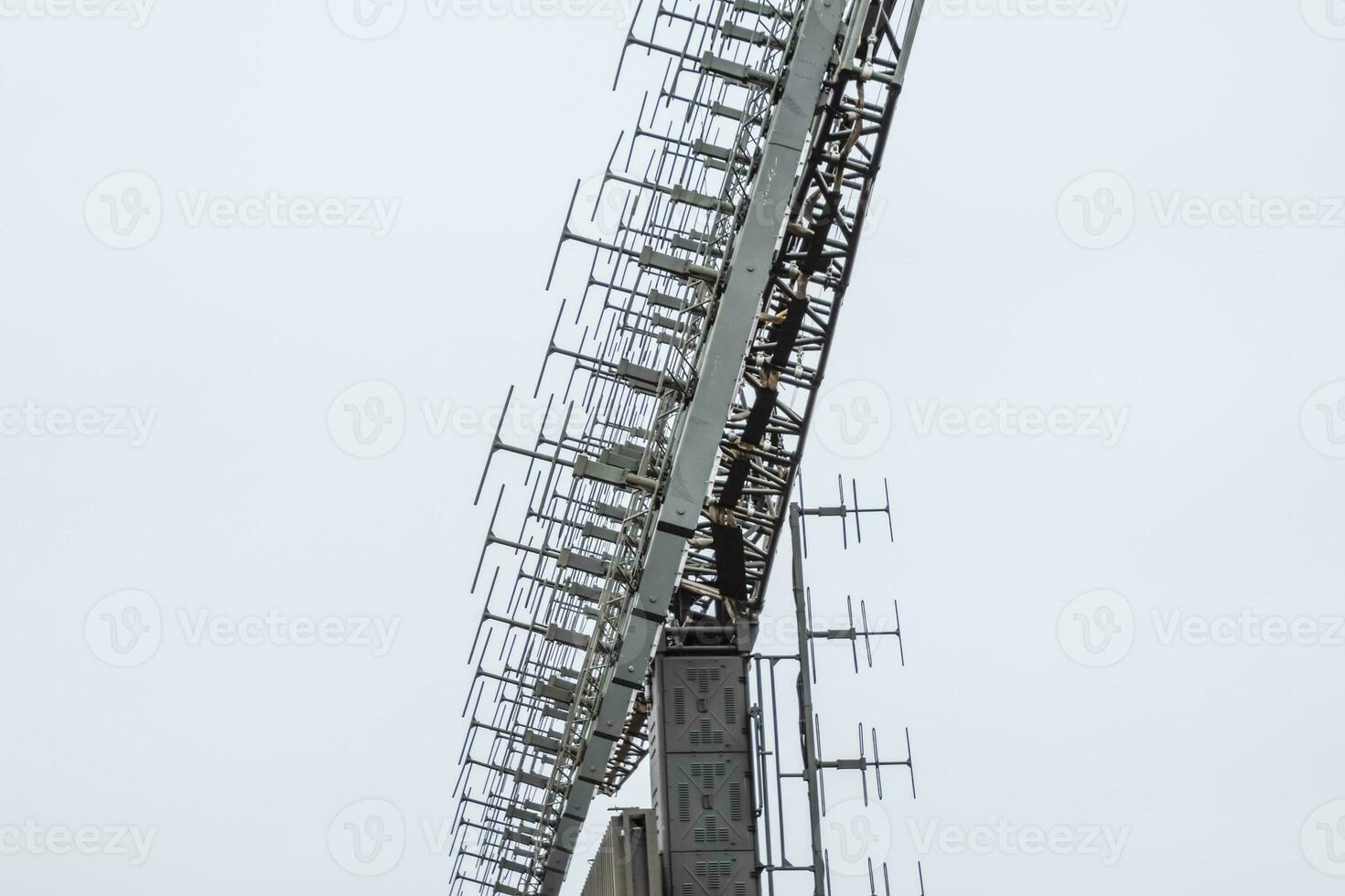 militare radar antenna. un' griglia di piccolo antenne raccolto grande foto