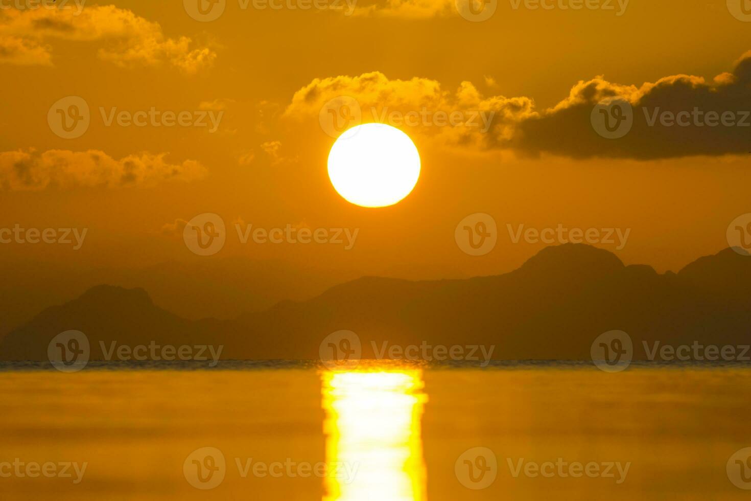 tramonto a il lago nel estate stagione. foto