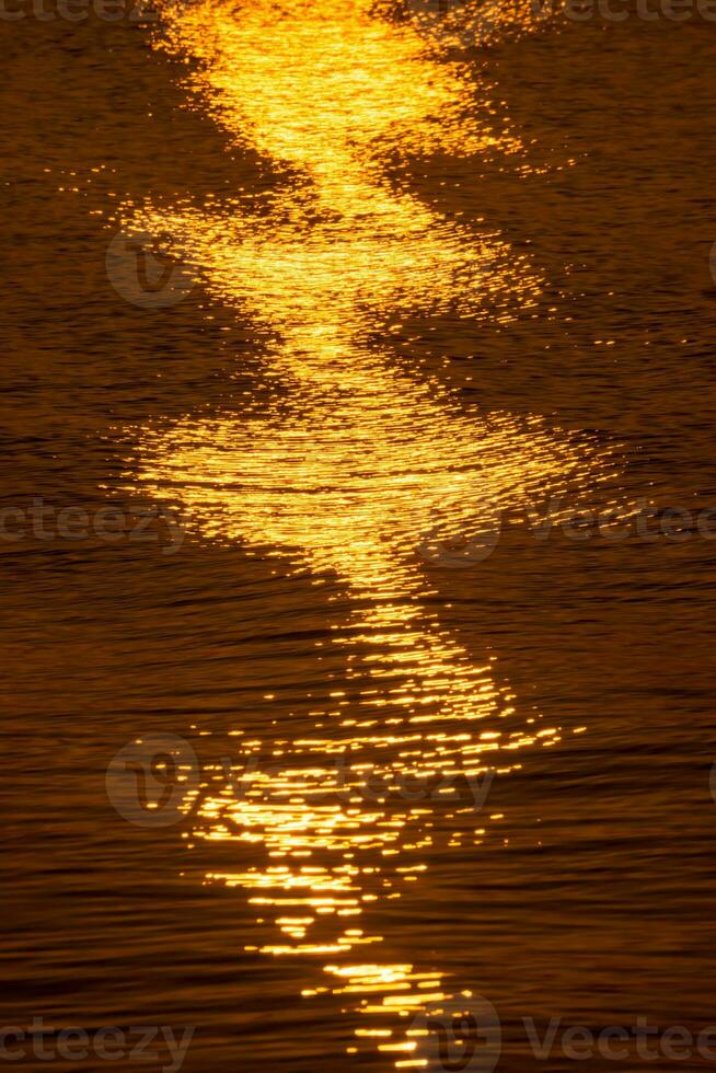 il acqua superficie a il lago con leggero di tramonto. foto