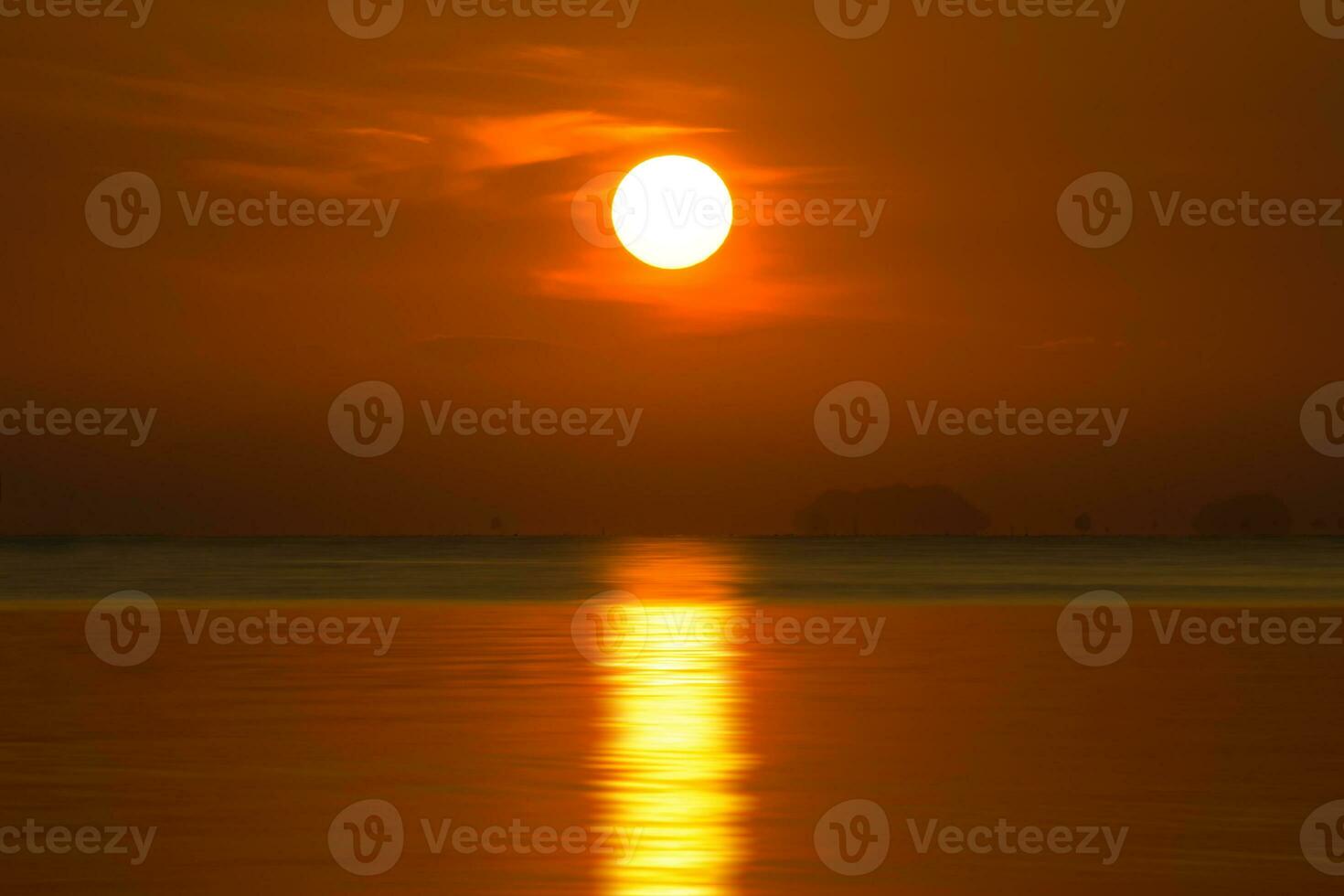 tramonto cielo su il lago nel Sud di Tailandia., non focalizzato Immagine. foto