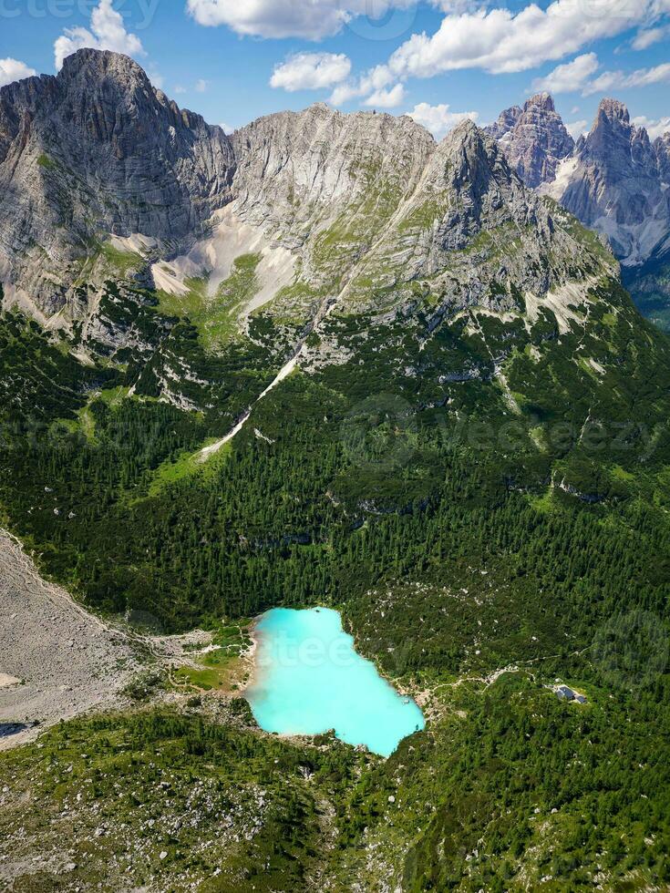 aereo Visualizza di il blu turchese lago sorapis, Lago di sorapiss, con montagne con il sfondo nel dolomiti. uno di il maggior parte bellissimo laghi nel Italia. famoso destinazione. foto