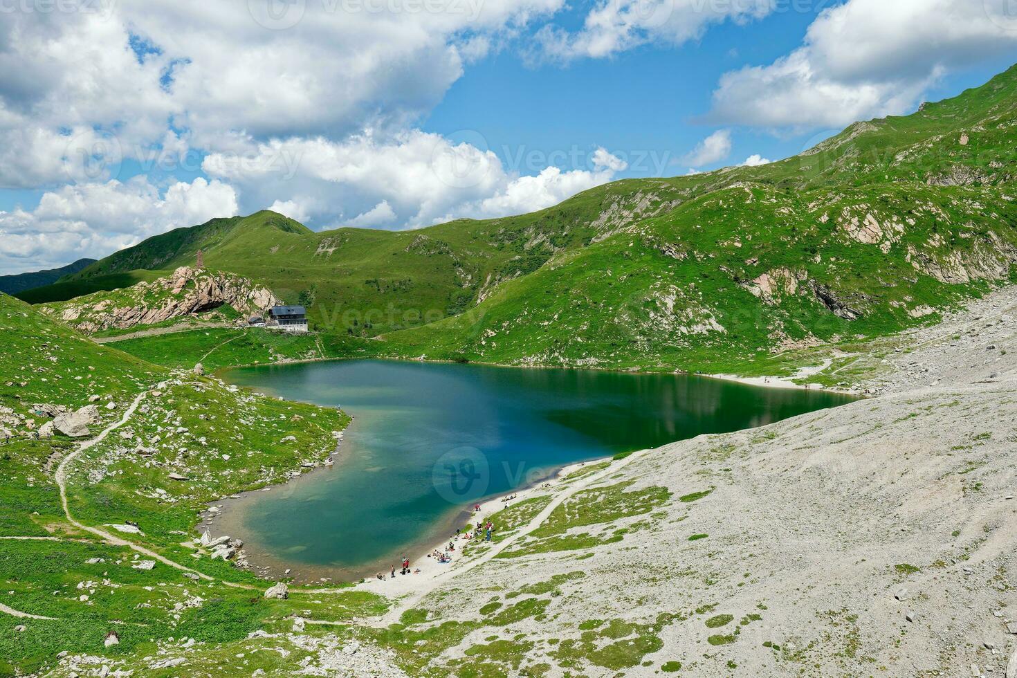 Visualizza di volaia lago, wolayersee, su il confine di Italia e Austria. bellissimo destinazioni per escursionisti. vivace colori. foto