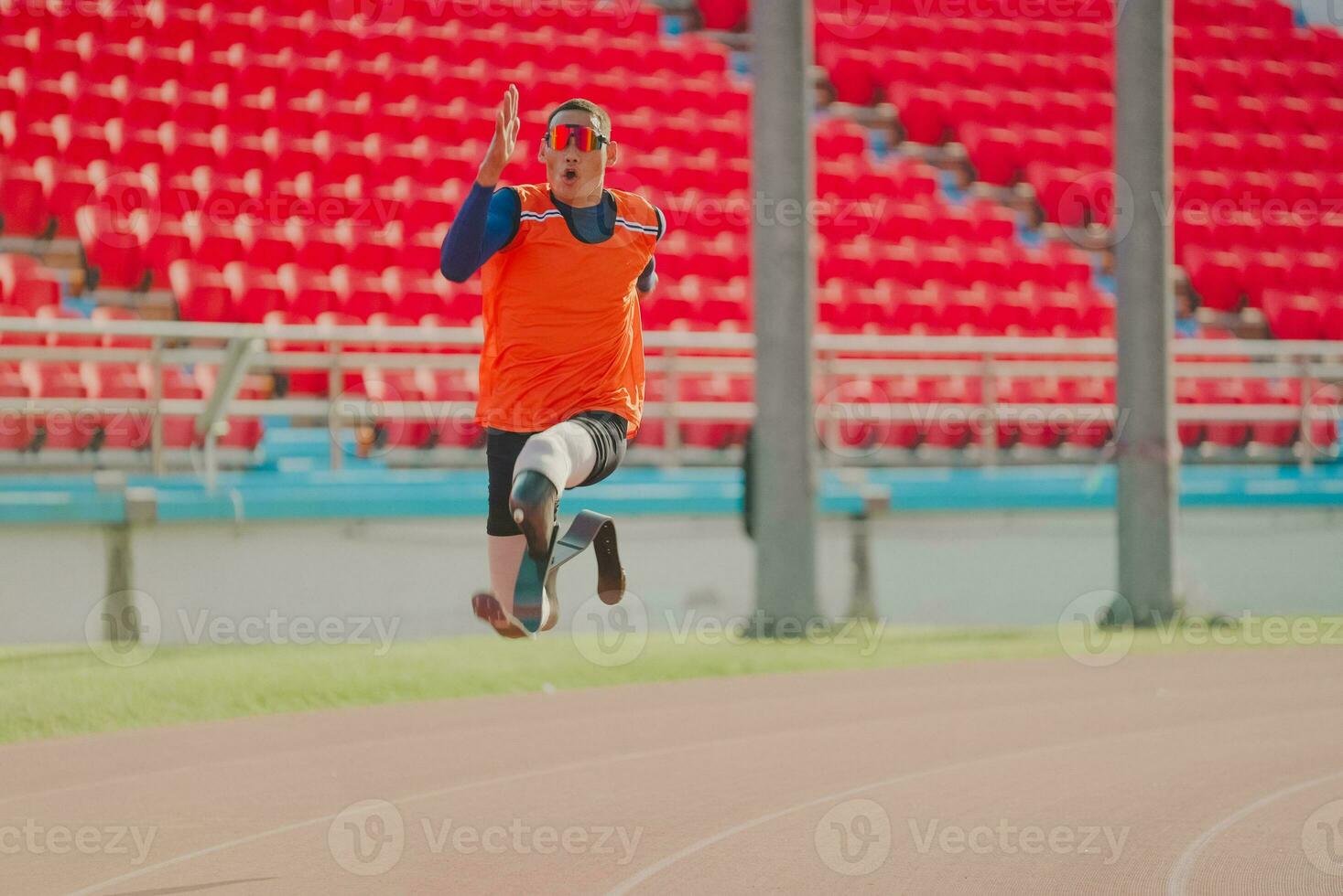 asiatico para-atleta corridore protesico gamba su il traccia solo al di fuori su un' stadio traccia paralimpico in esecuzione concetto. foto