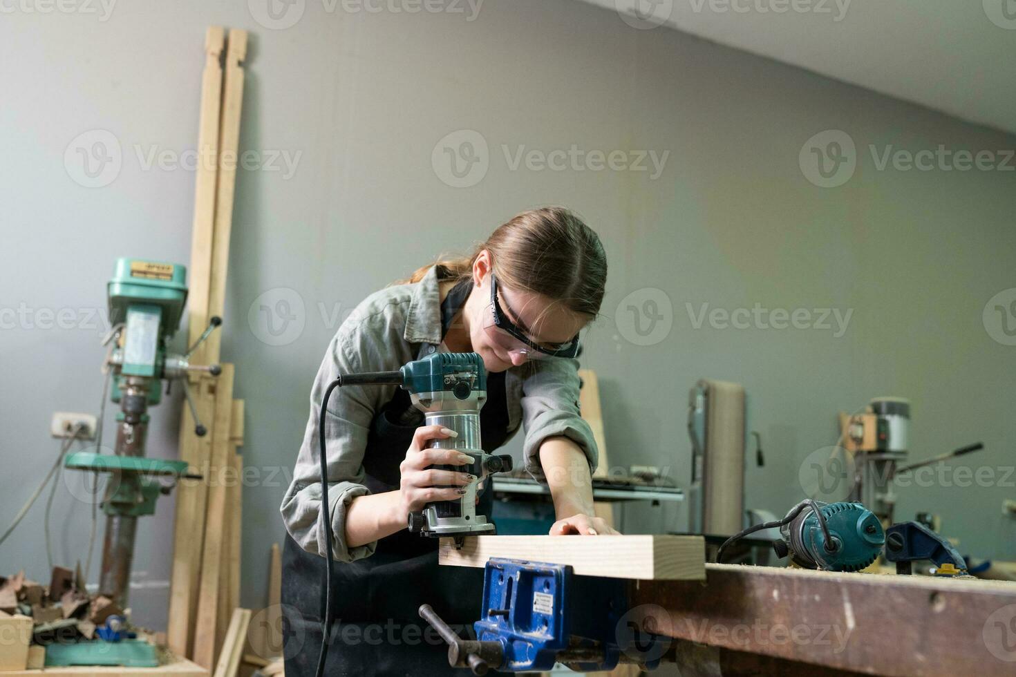 un' giovane femmina falegname Lavorando progetto nel sua officina. femmina falegname fabbricazione di legno arredamento. foto