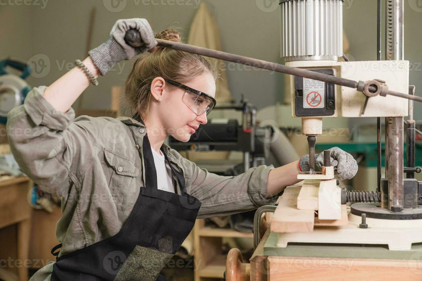 un' giovane femmina falegname Lavorando progetto nel sua officina. femmina falegname fabbricazione di legno arredamento. foto