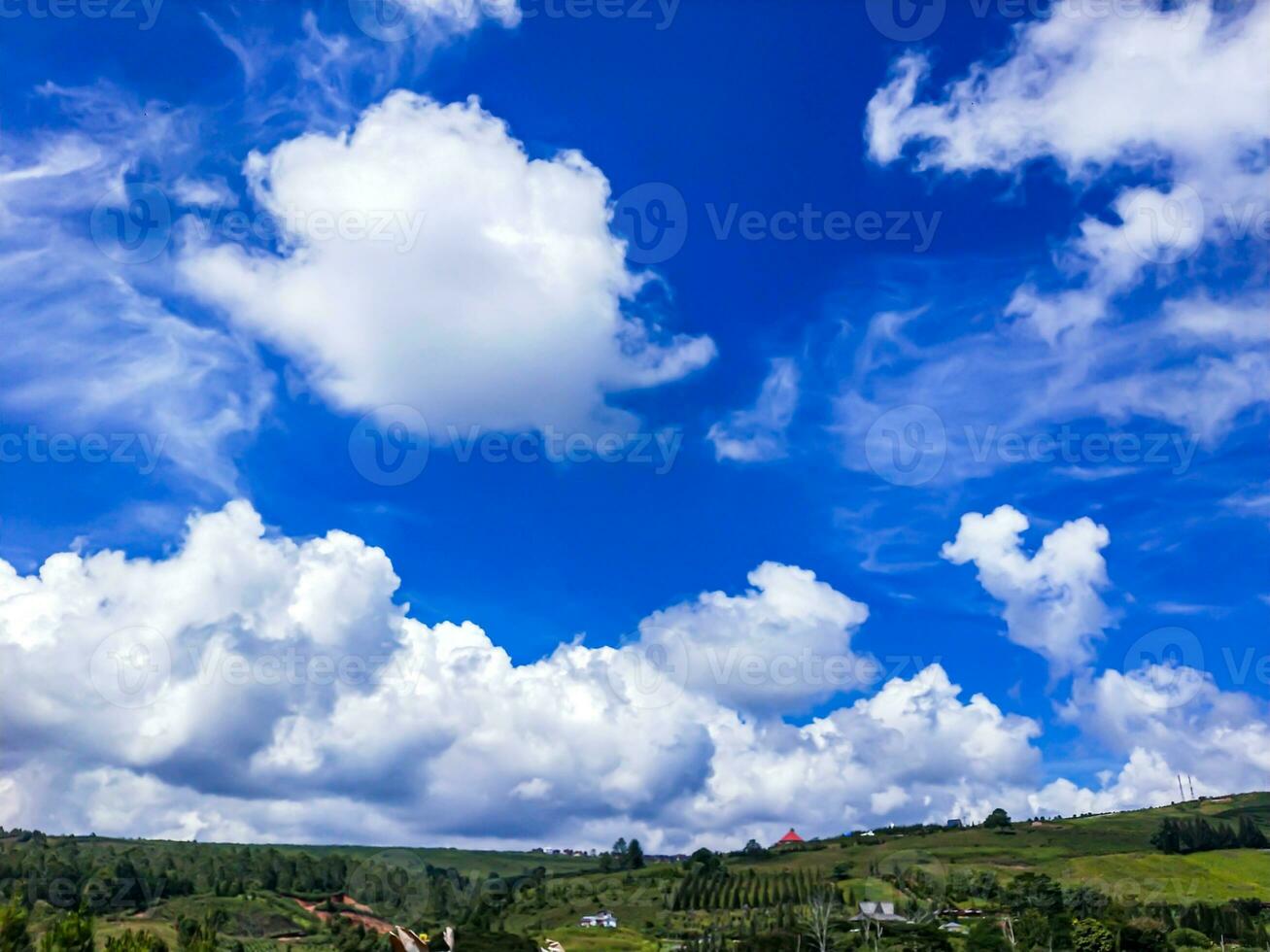 bellissimo paesaggio di montagna e blu cielo con nube nel Indonesia foto