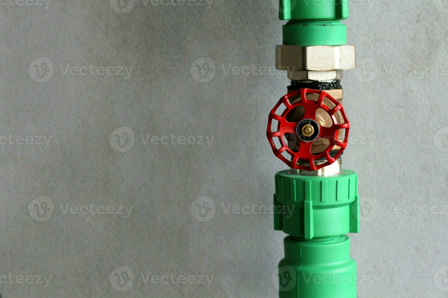 acqua pressione valutare con valvola nel tubo su calcestruzzo parete sfondo. foto