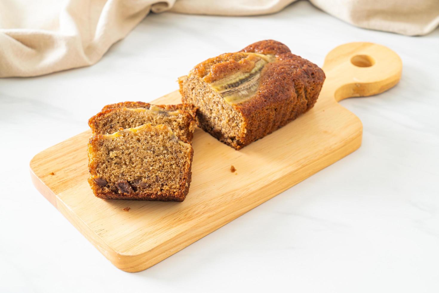 torta di banane su tavola di legno foto