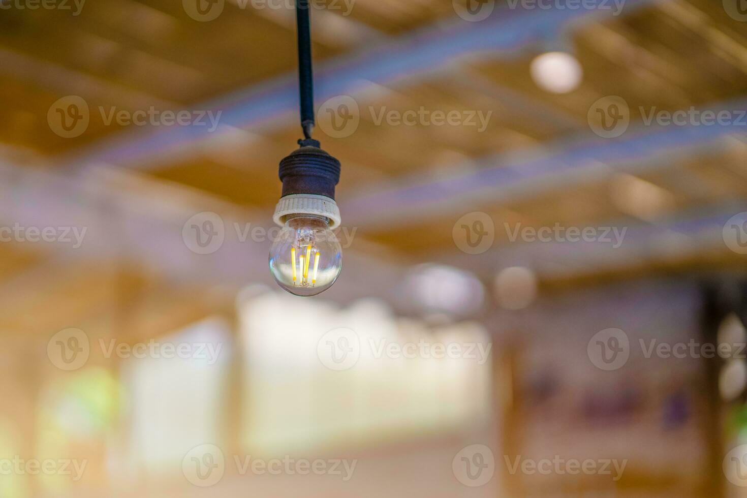 il giro lampadina su il soffitto foto