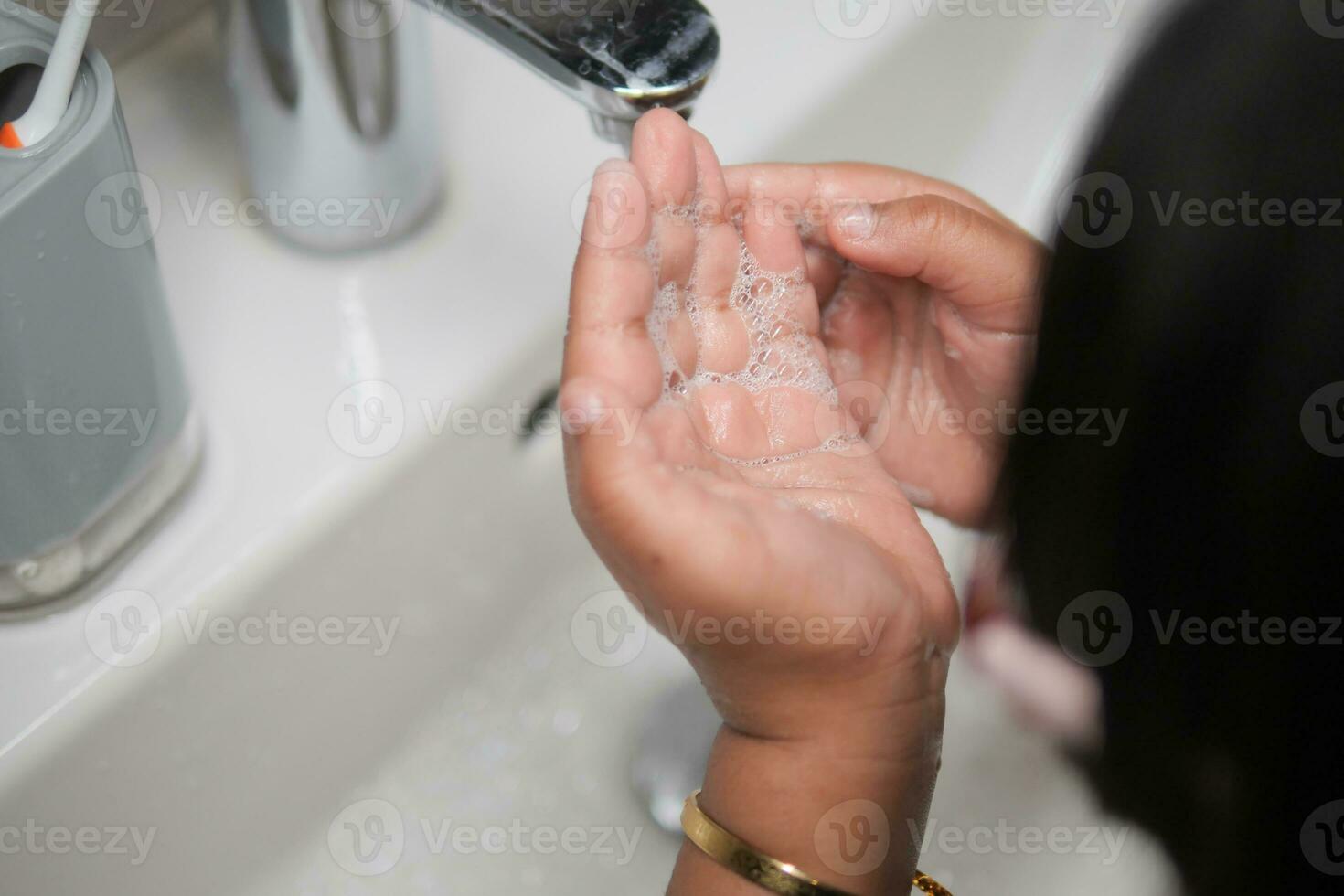 bambino lavaggio mani con sapone foto