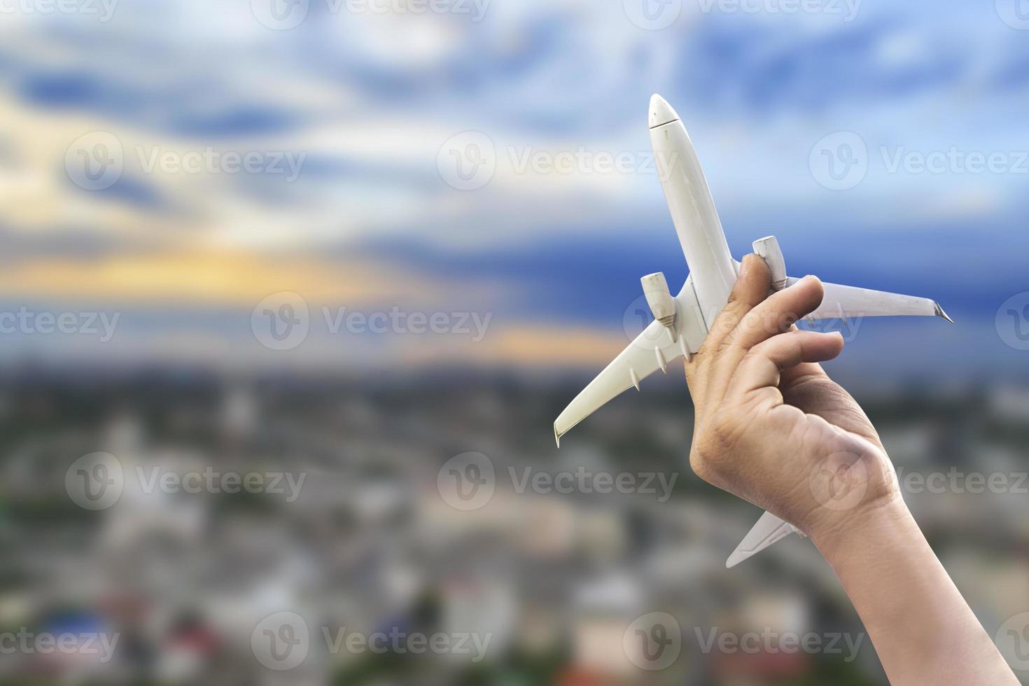 modellino di aeroplano in mano al ragazzo foto