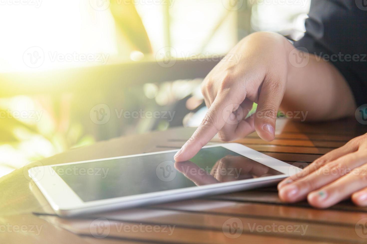 vista ritagliata di donne che usano una tavoletta digitale foto