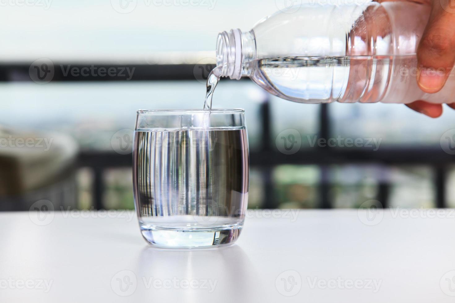 versando acqua in un bicchiere foto