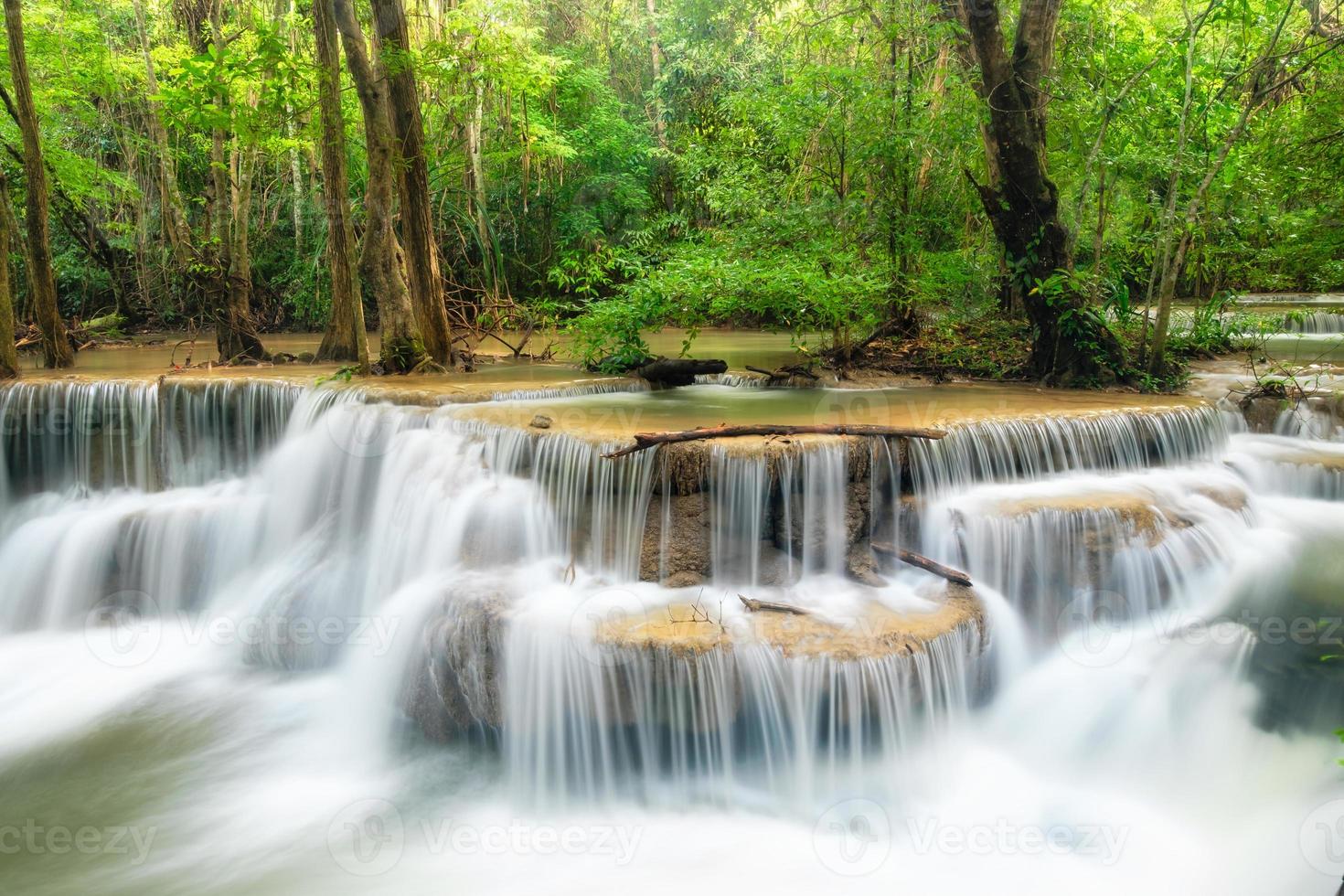 bellissima cascata huay mae khamin nella foresta pluviale tropicale foto
