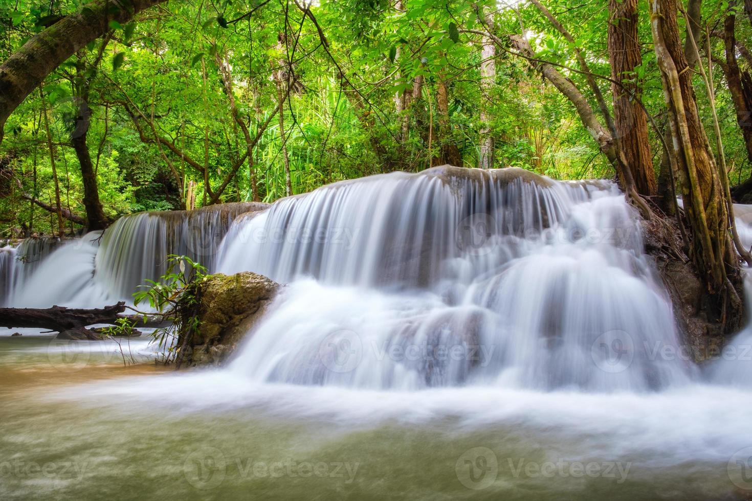 bellissima cascata huay mae khamin nella foresta pluviale tropicale foto