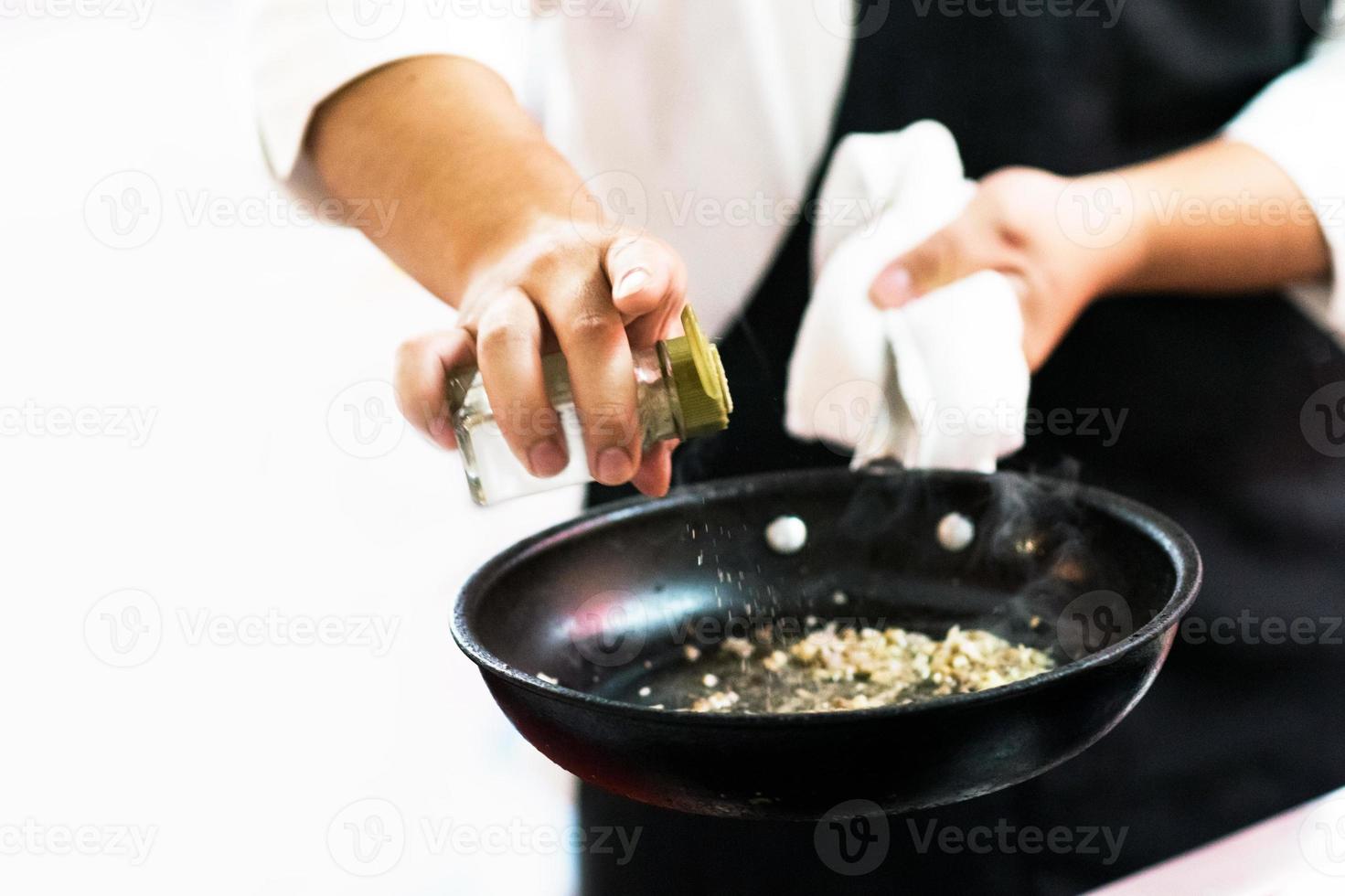 chef che cucina cibo in cucina, chef che prepara cibo foto