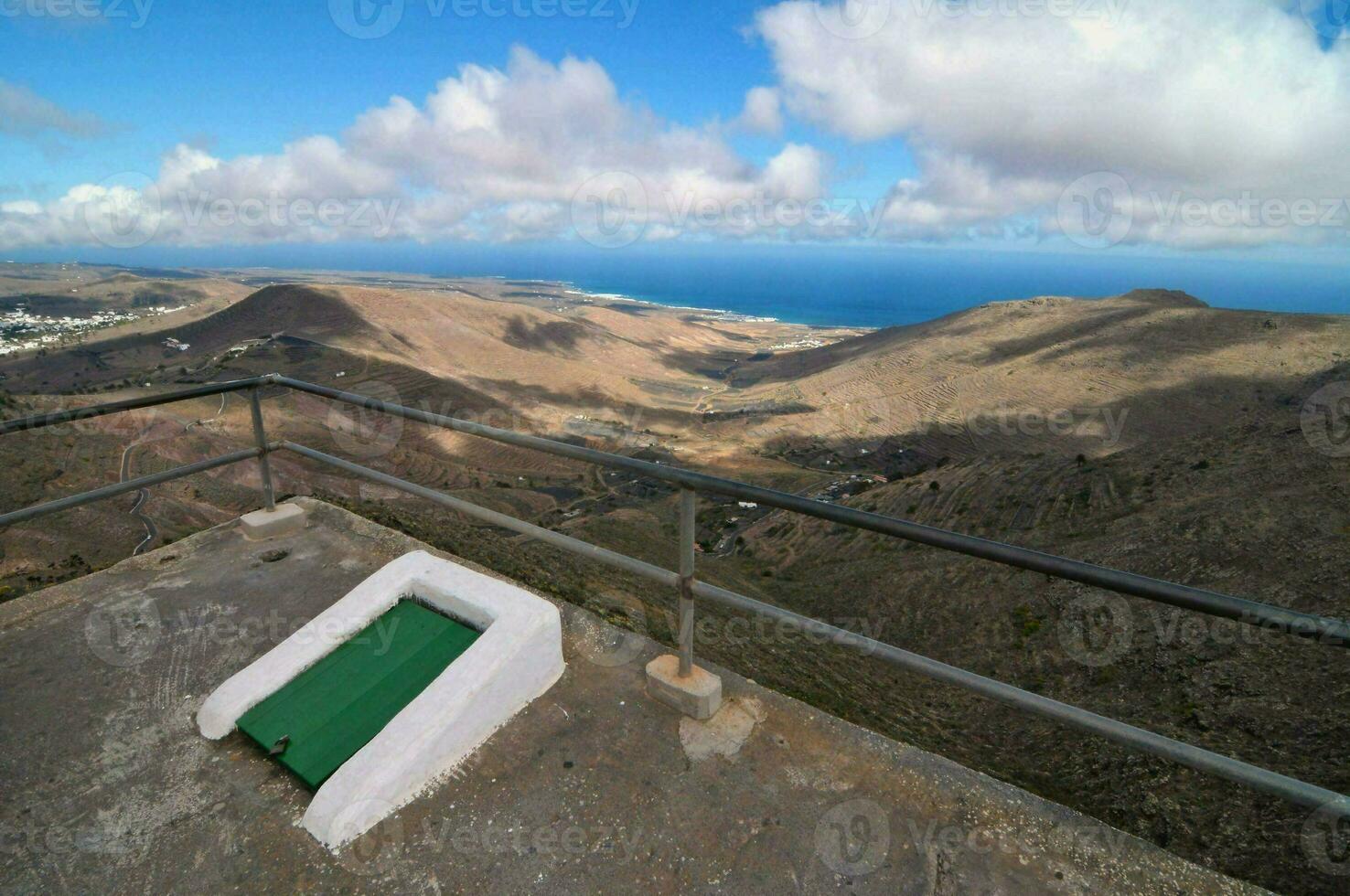 il Visualizza a partire dal il superiore di il montagna foto