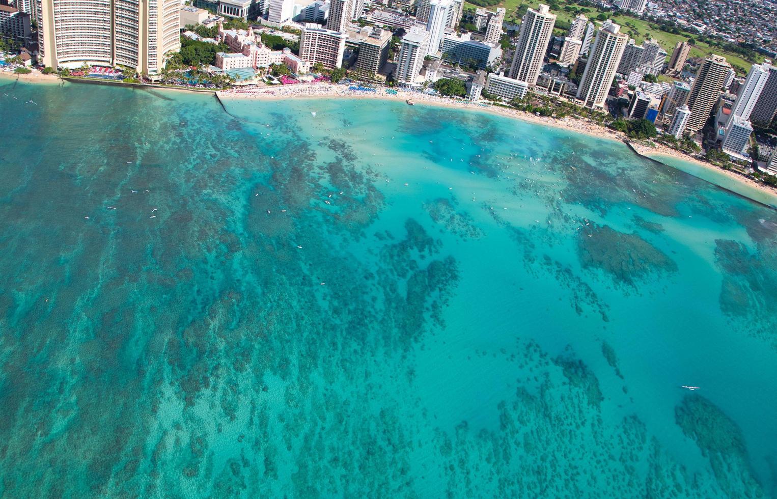 ripresa aerea della spiaggia di waikiki honolulu hawaii foto