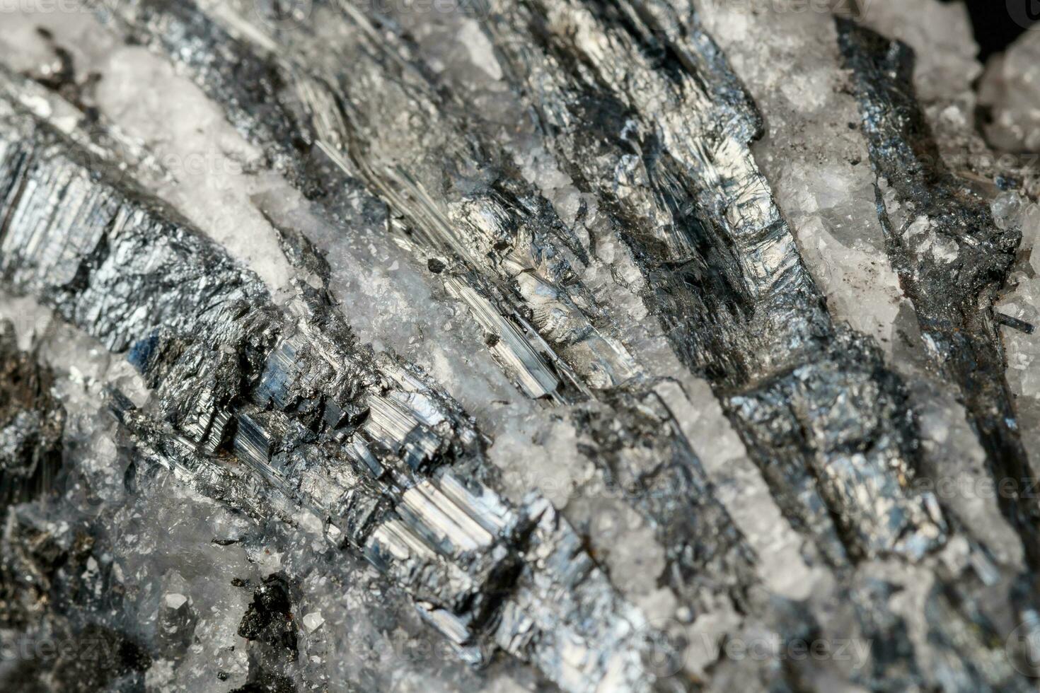 macro minerale pietra stibnite quarzo su un' nero sfondo foto