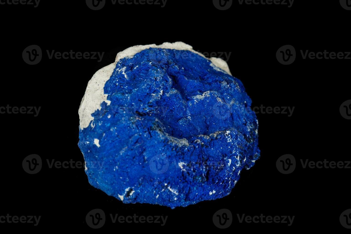 macro minerale pietra azzurrite nel siltite contro nero sfondo foto