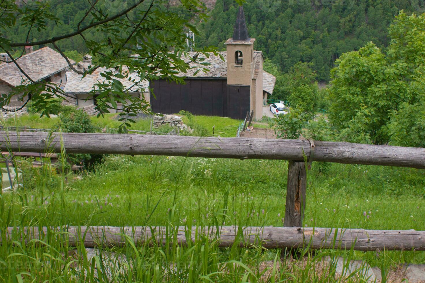 una staccionata di legno foto