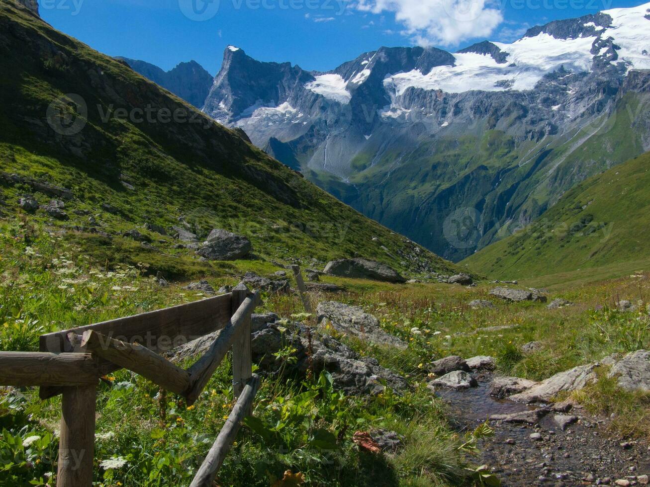 una staccionata di legno foto