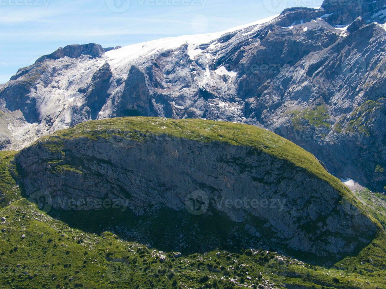 un' montagna con neve su esso foto
