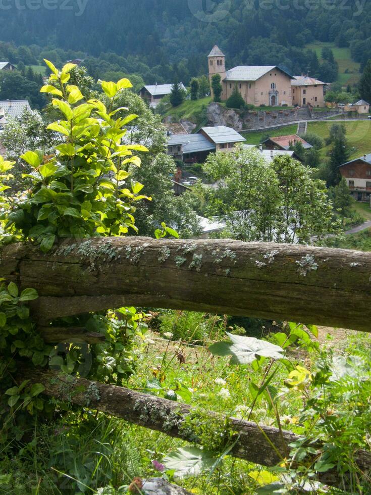 una staccionata di legno foto