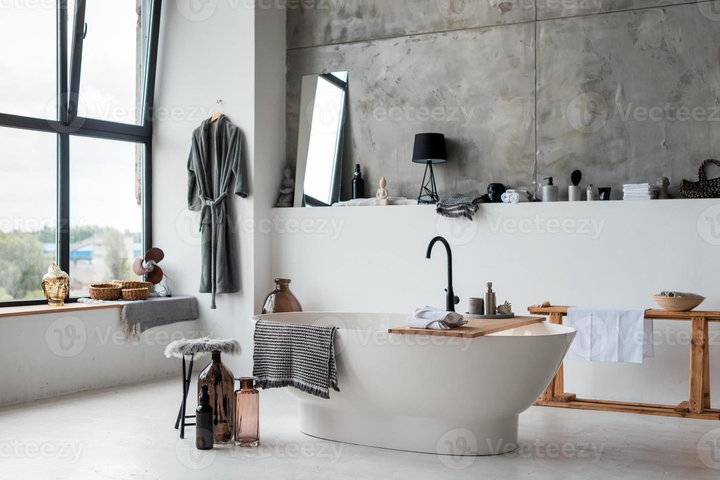 interni eleganti del bagno, mobili eleganti, impianti idraulici e accessori foto