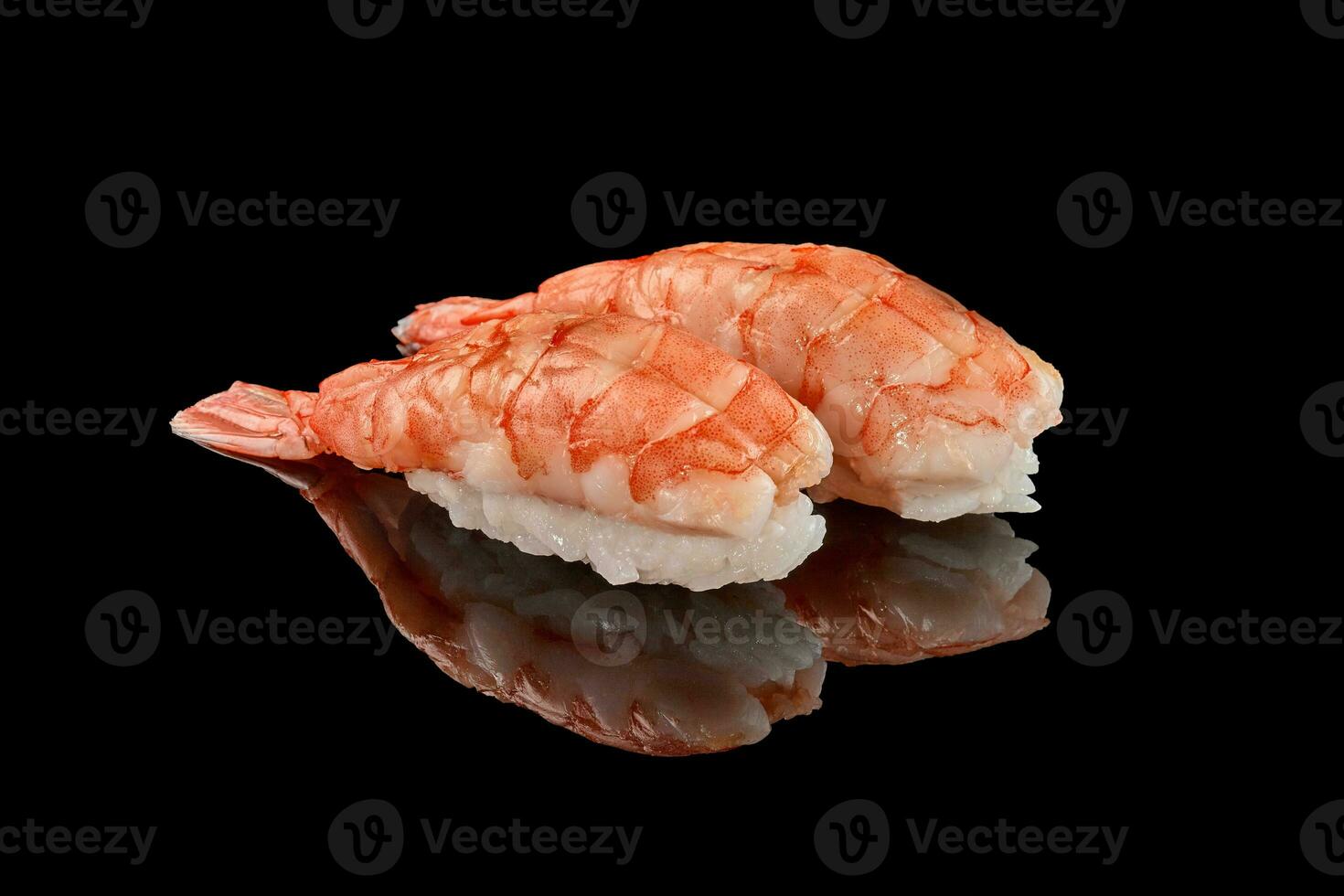 Due gamberetto nigiri Sushi su nero sfondo con riflessione foto