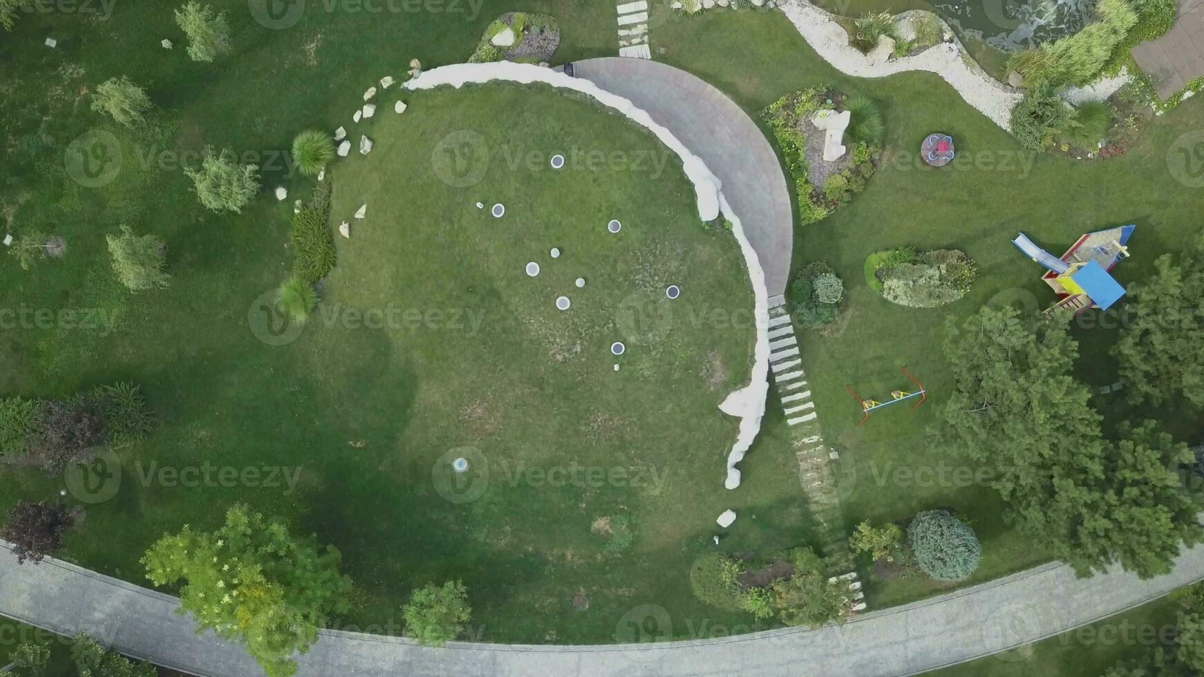 superiore Visualizza di nazione Casa cortile con terreno di gioco, terrazza e artificiale stagno nel estate foto