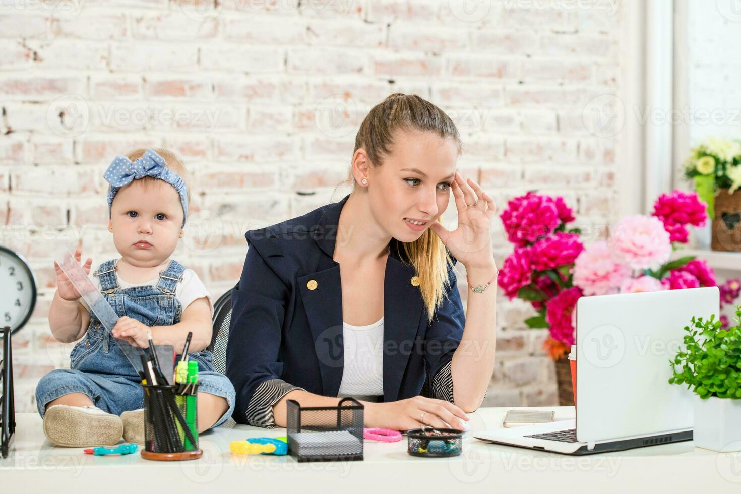 donna d'affari madre donna con un' figlia Lavorando a il il computer portatile foto